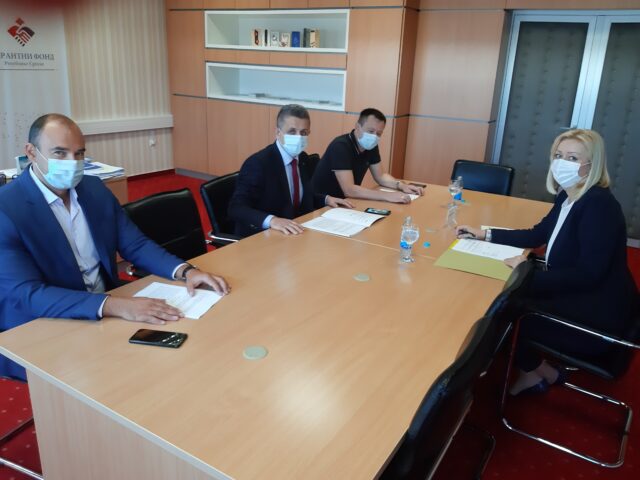 Predstavnici Raiffeisen banke i Fonda RS na potpisivanju ugovora Predstavnici Raiffeisen banke i Fonda RS na potpisivanju ugovora