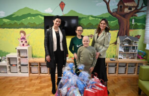 ATOS BANK posjetila Roditeljsku kuću „Iskra“ i obradovala djecu i majke povodom novogodišnjih praznika