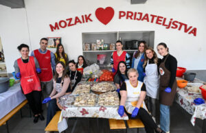 Za praznike sa srcem: Zaposleni ATOS Banke pripremali hranu za korisnike ‘Mozaika prijateljstva’